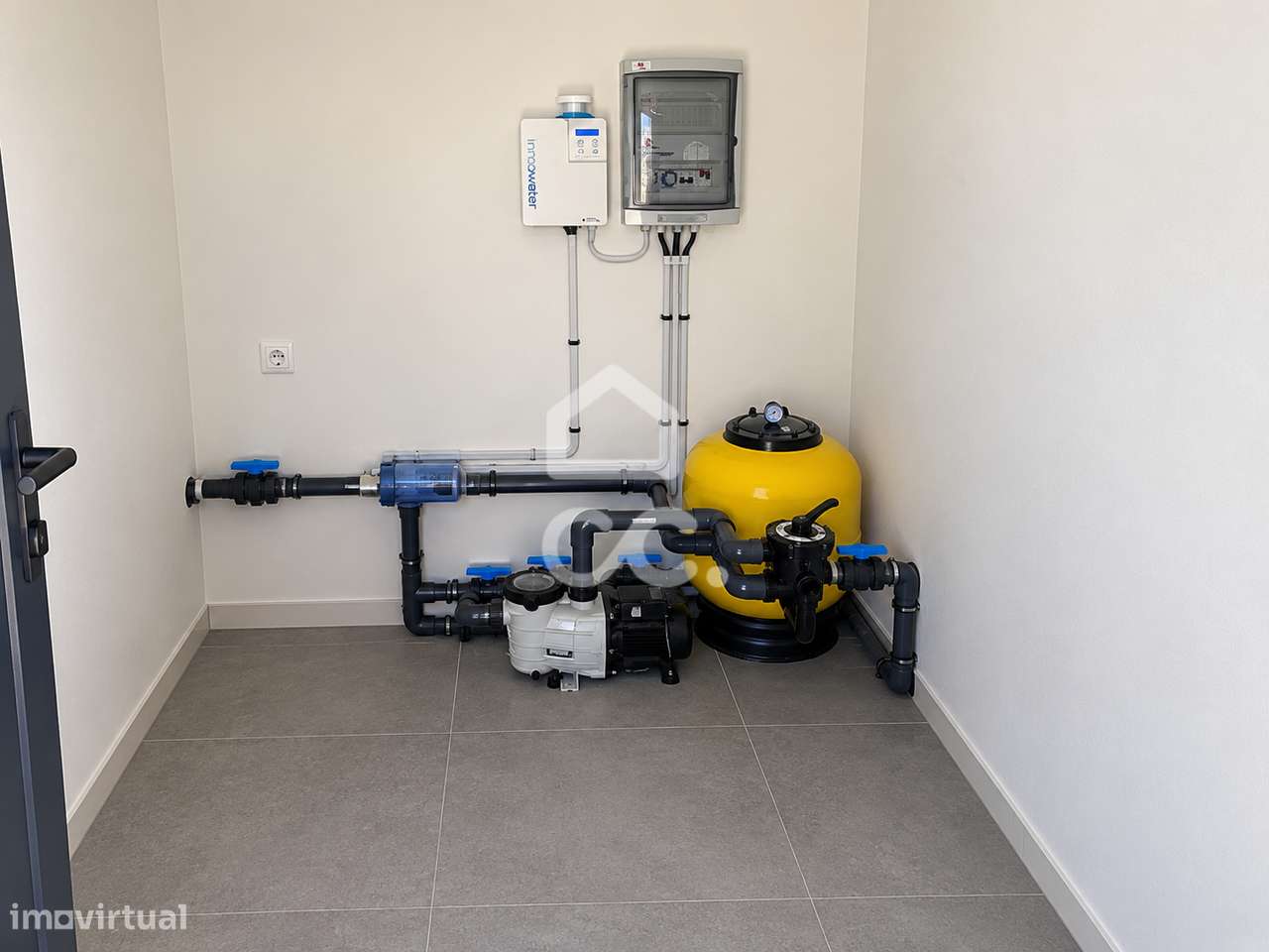 Moradia térrea moderna com piscina e excelentes áreas-25
