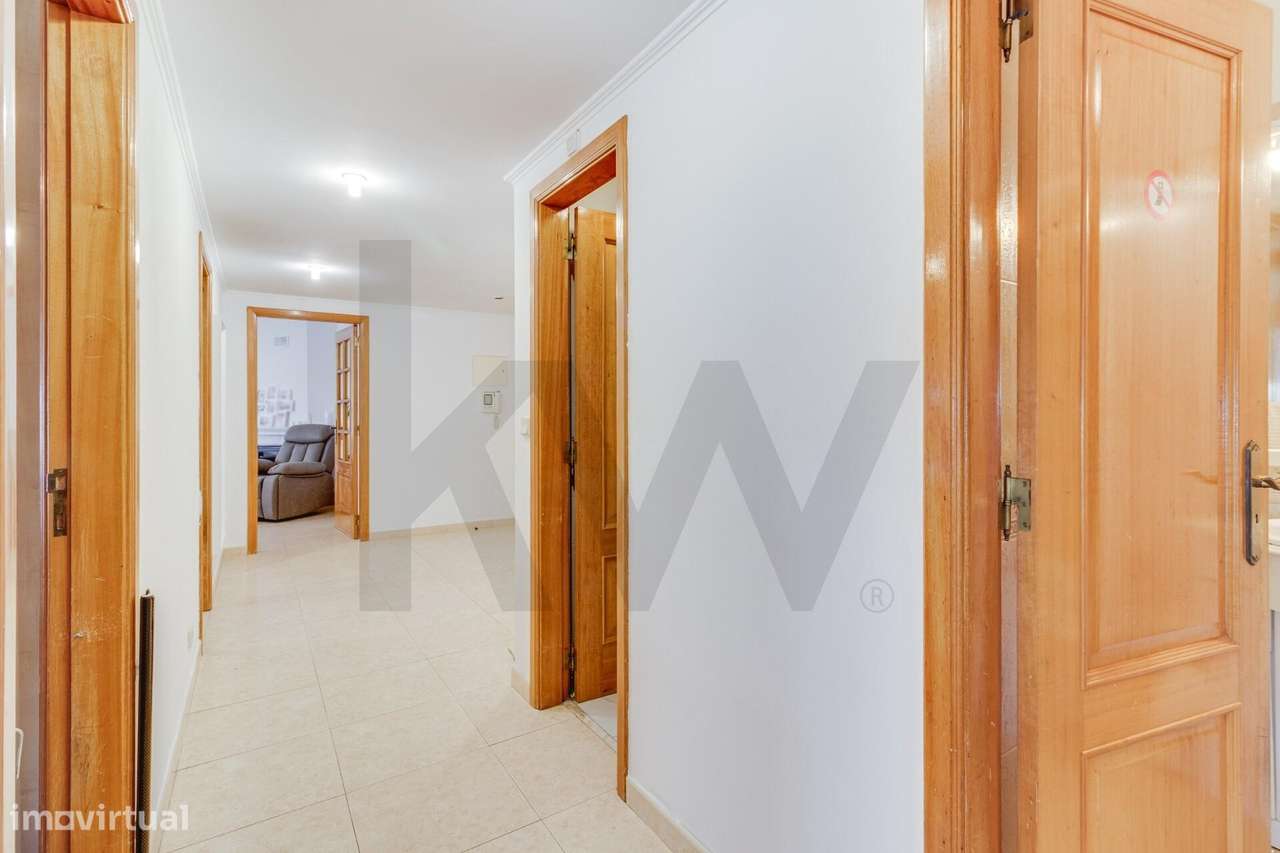 T2 com elevador situado numa zona residencial com comércio, transporte - Grande imagem: 5/17