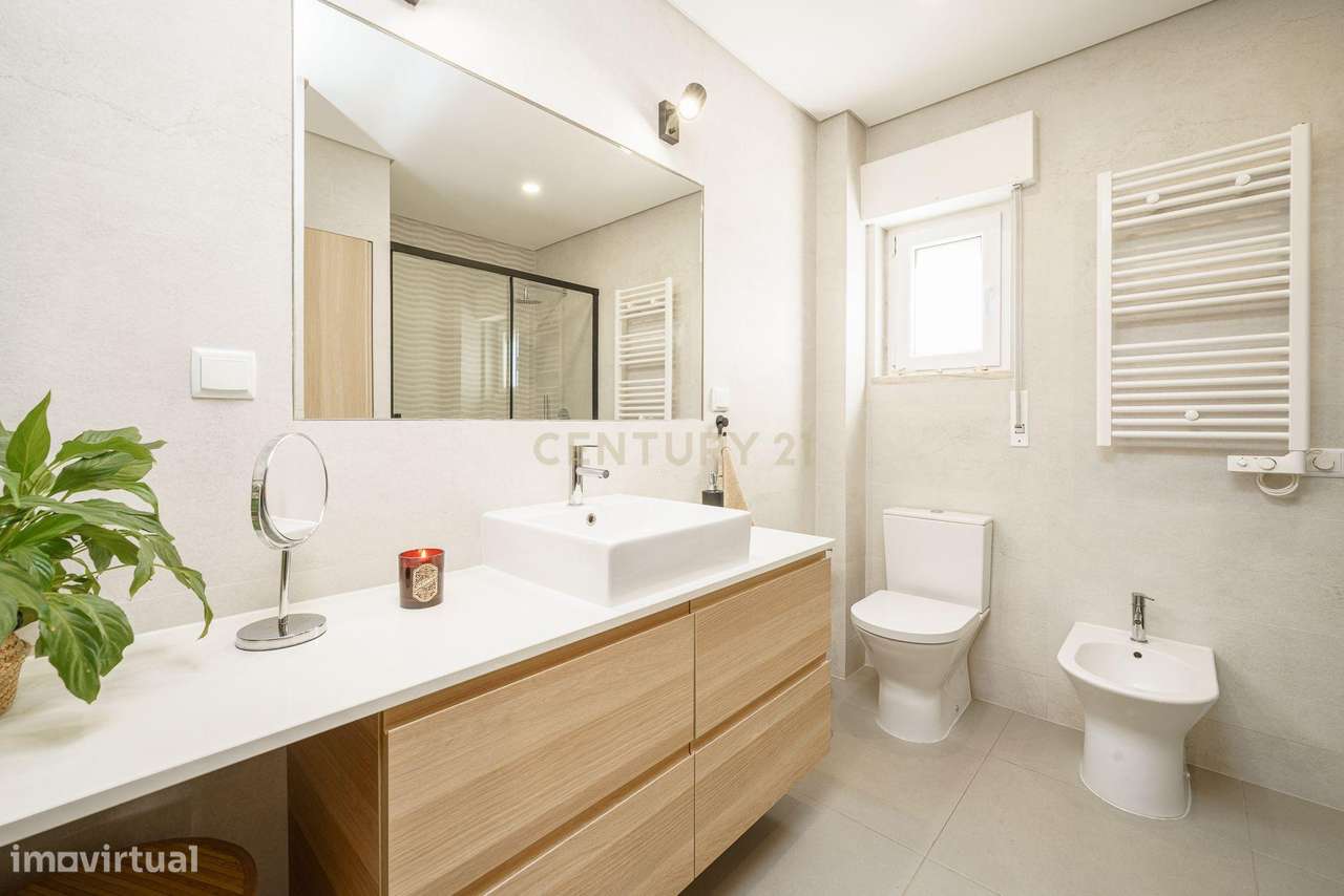 APARTAMENTO T4  CONVERTIDO EM T3 , SEMI REMODELADO, EM SETÚBAL-18