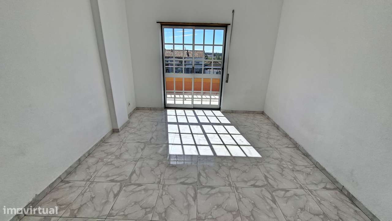 Apartamento T3 com 118m2 e terraço no  Pinhal Novo-9