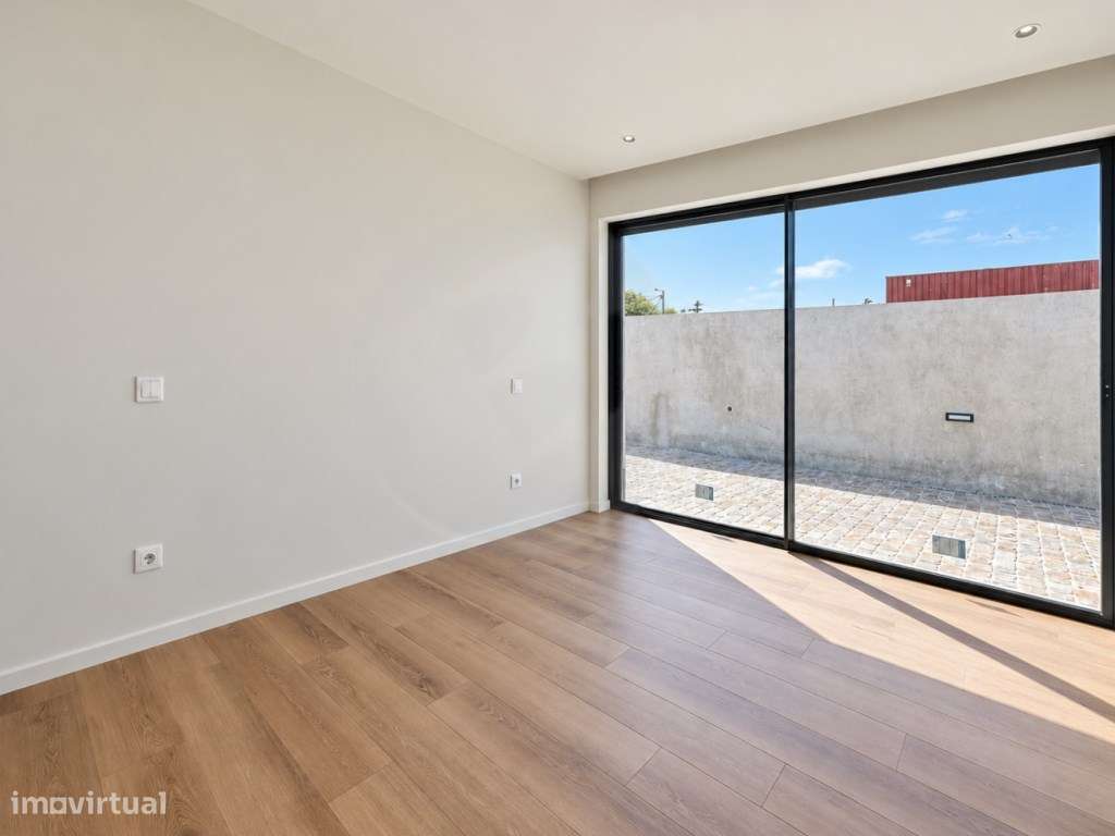 Moradia T3+1 de Luxo com Piscina-12