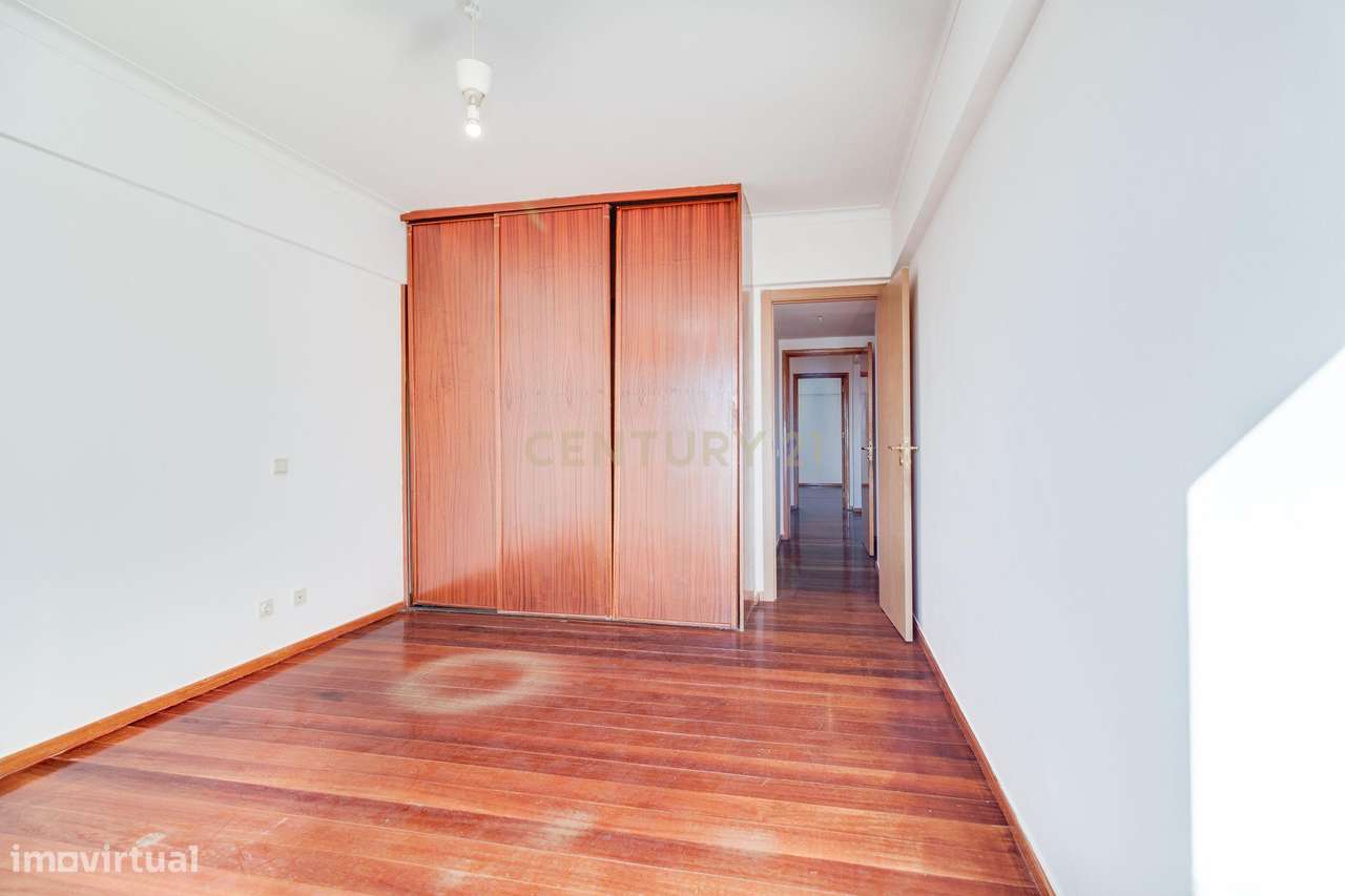 Fantástico T5 Quinta das Conchas frente ao metro-25