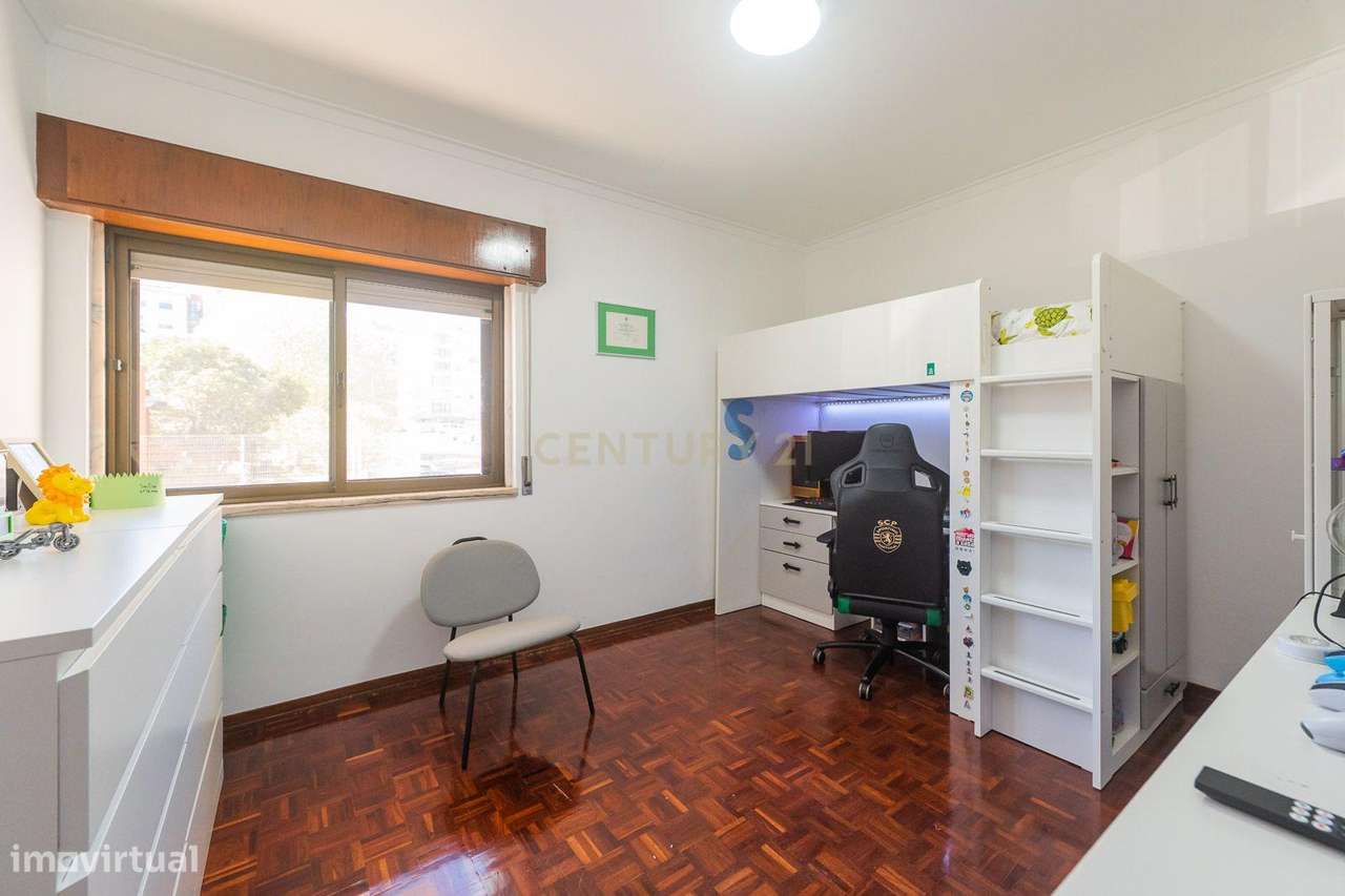 Apartamento T2 em bom estado, parcialmente remodelado-23