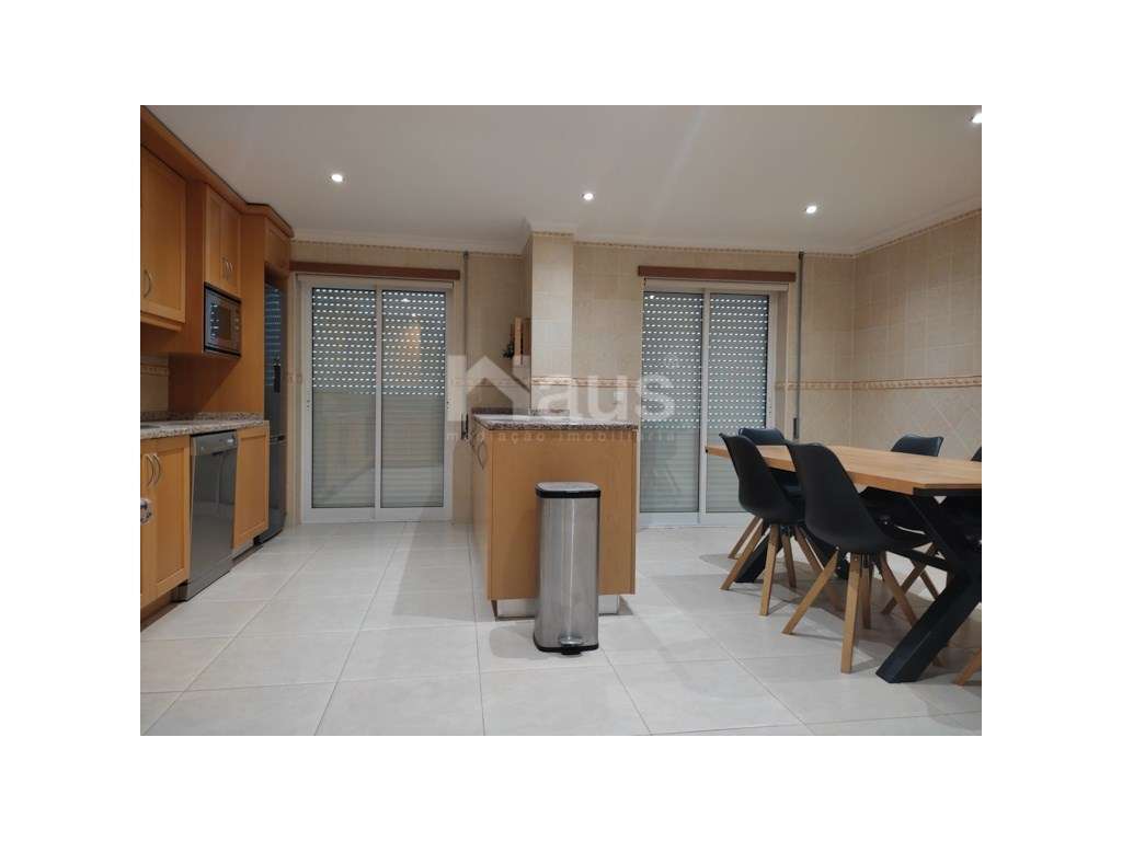 Duplex T2+1 com varandas e parqueamento-1