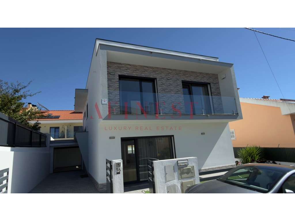 Moradia em Famões pensada para T4 | sala de 43 m² que dá 4.º quarto...-3