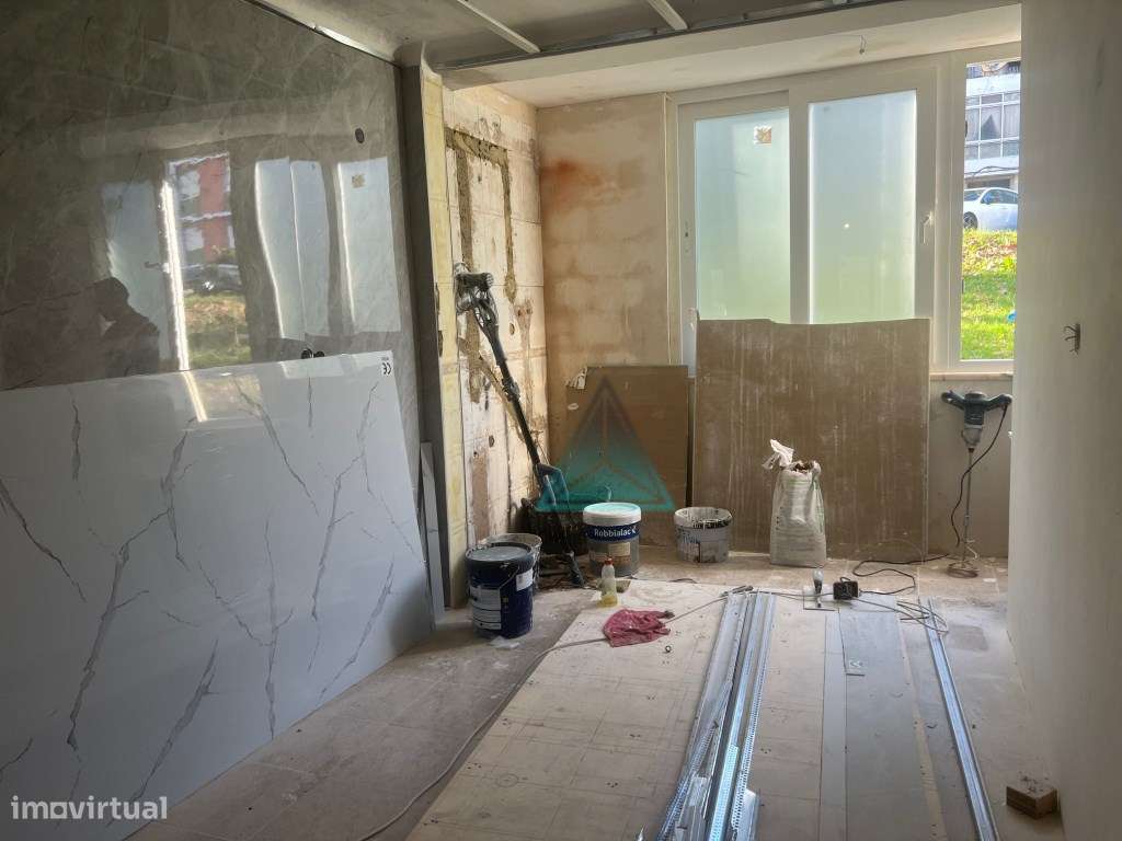 Apartamento T2 em Benfica em fase de remodelação total - Grande imagem: 4/15
