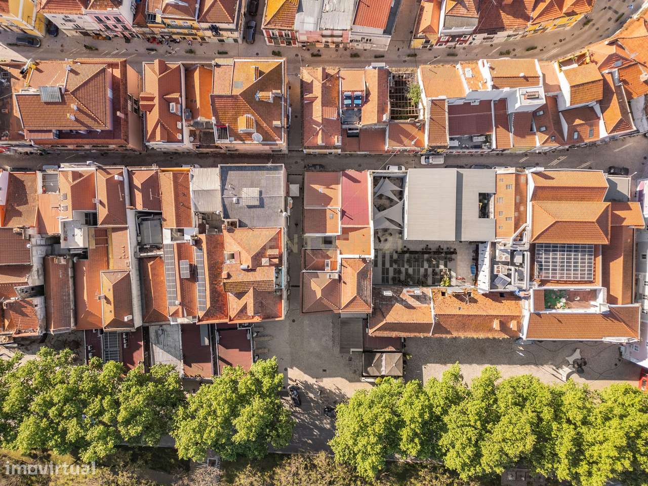 Prédio Totalmente Renovado com 2 apartamentos T1 e espaço exterior no-38