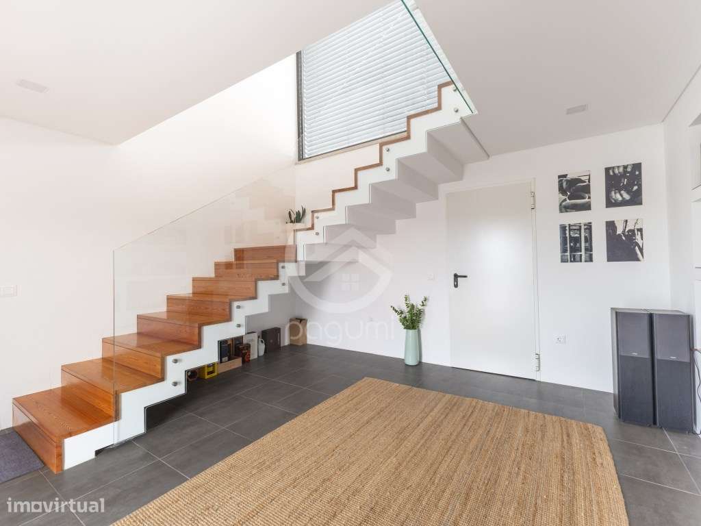 Moradia Contemporânea | 1.470 m² | A 1 Minuto da A4-41