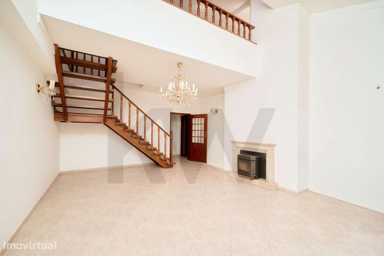 Penthouse Duplex T5 com Vista Desafogada e Excelente Potencial na Quin-0