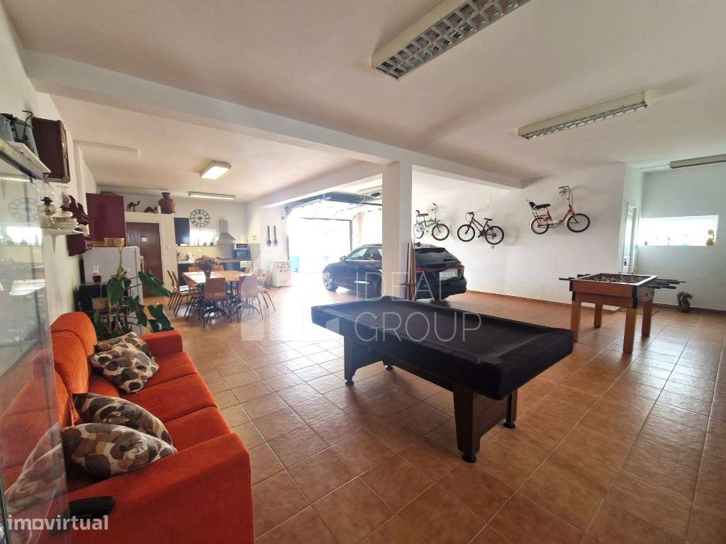 Moradia com Piscina em lote de 1.599 m² na Silveira-19