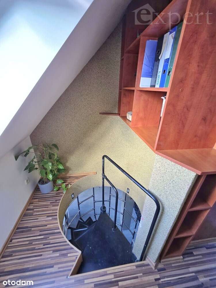 Dwa poziomy z tarasem i miejscem parkingowym-19