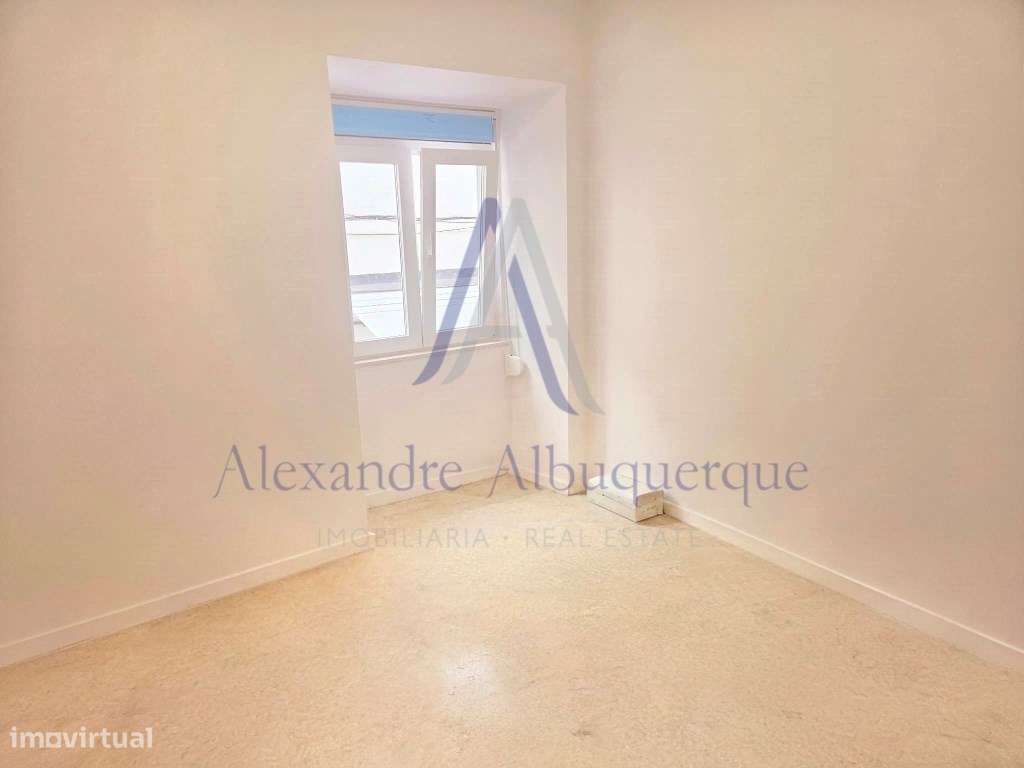 Apartamento T2 totalmente remodelado no coração de Sesimbra-10