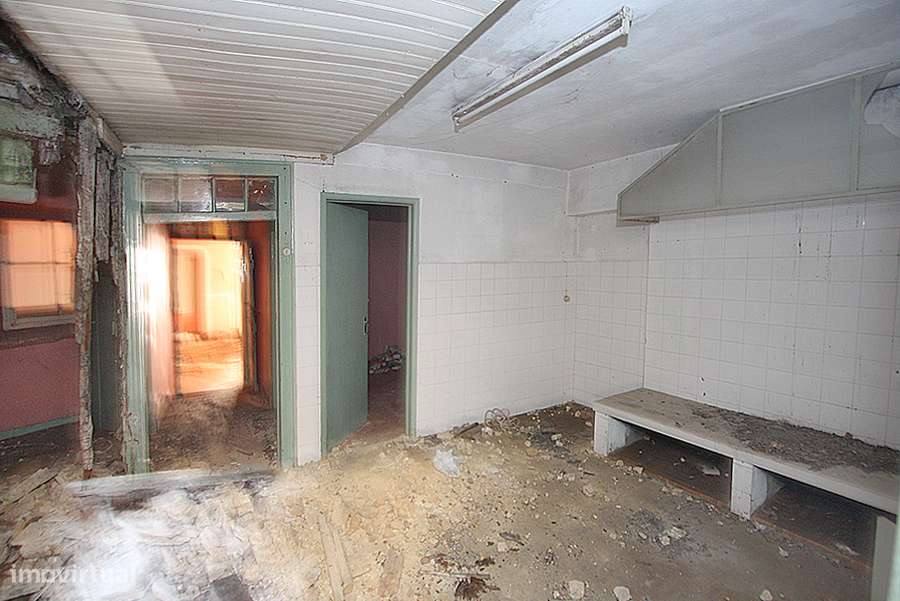 Prédio para recuperar, 3 pisos, cave e pequeno logradouro, C da Rainha-6