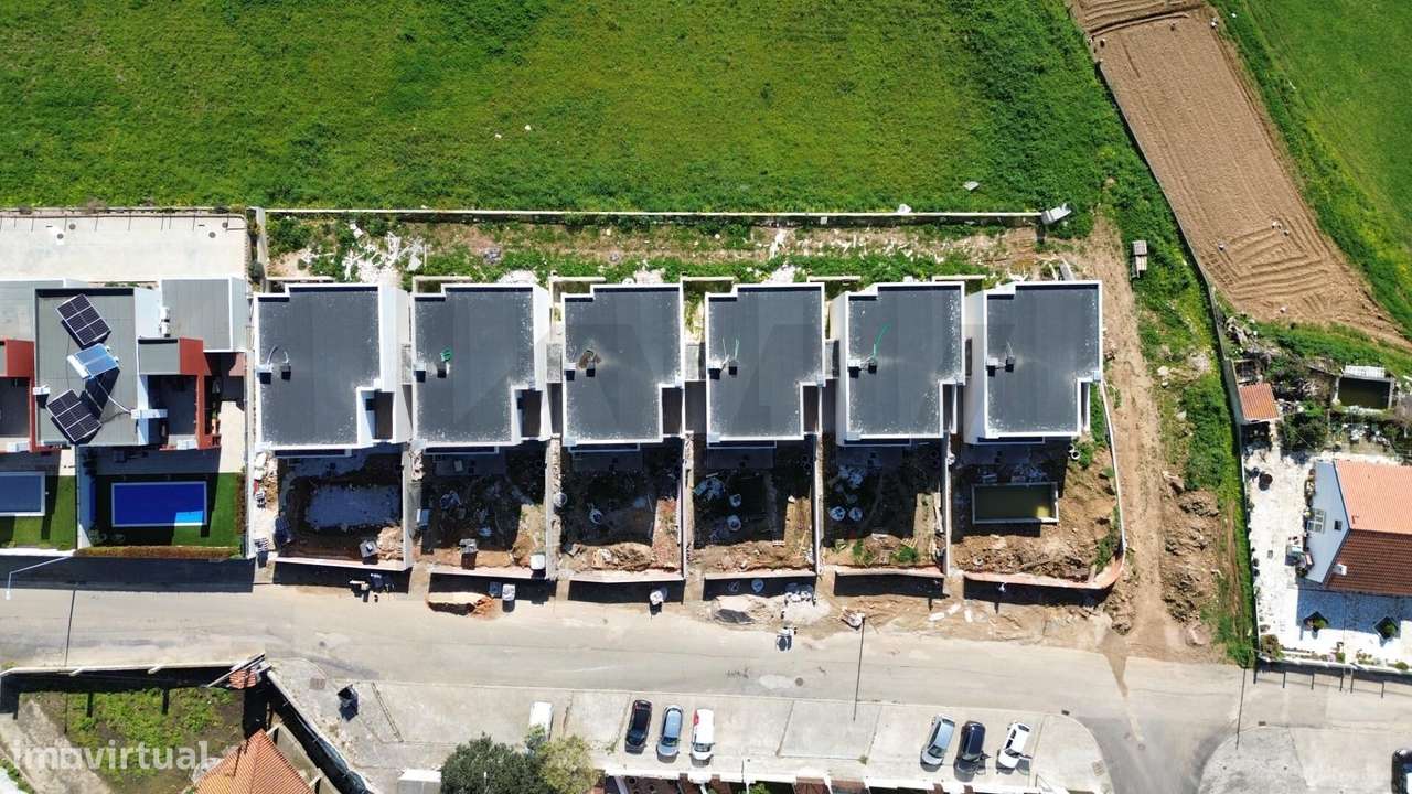 Moradia T4 em condomínio exclusivo em Mafra — privacidade, design e lo-8