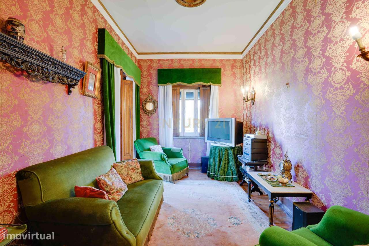 Moradia independente T6, situada no coração da linha de Cascais, junto-8