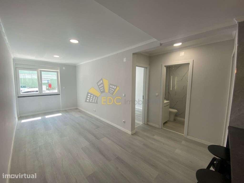 Apartamento T2 Totalmente Remodelado em zona Premium de Benfica | A...-9