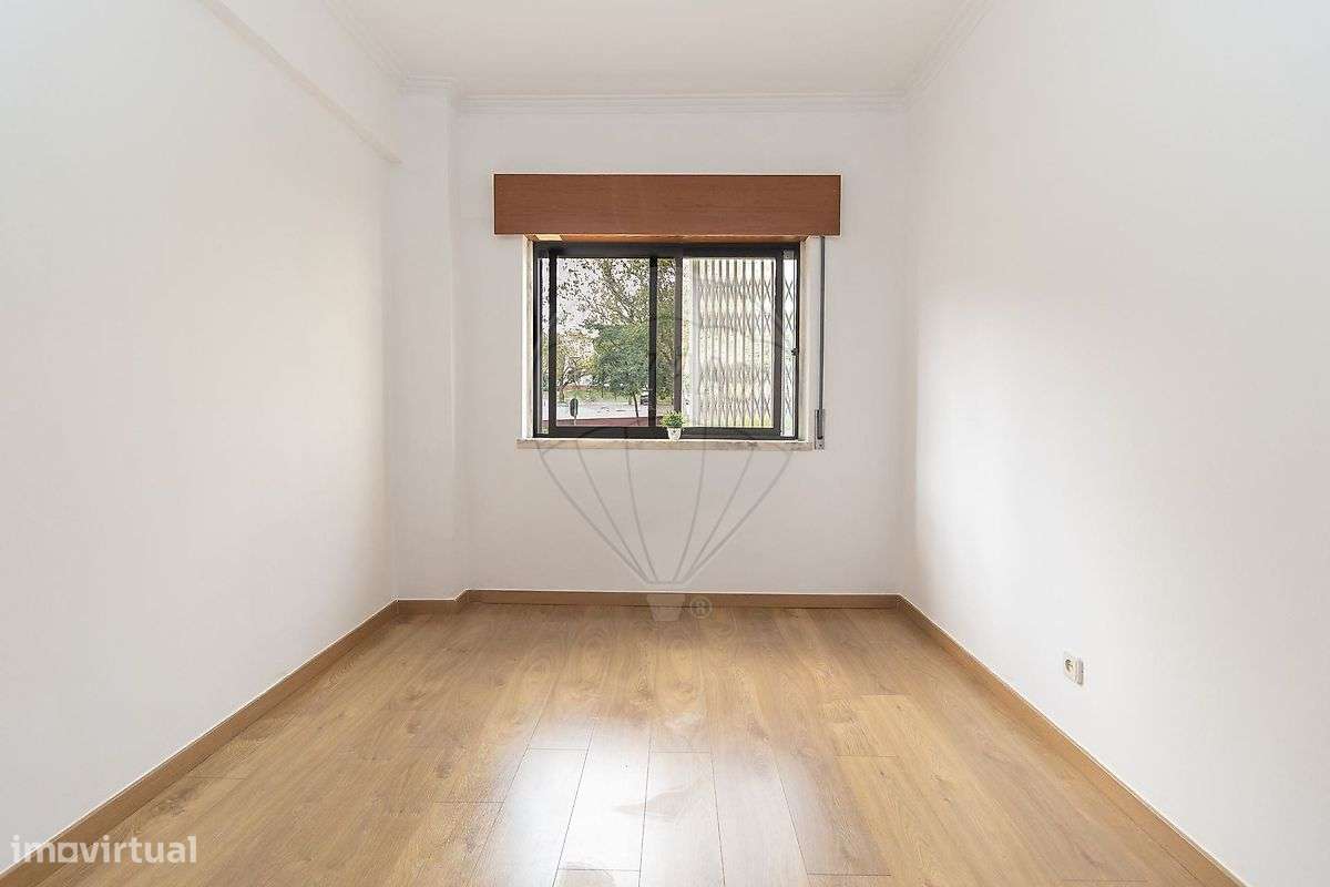 Apartamento T2 com Arrecadação em Paio Pires-17