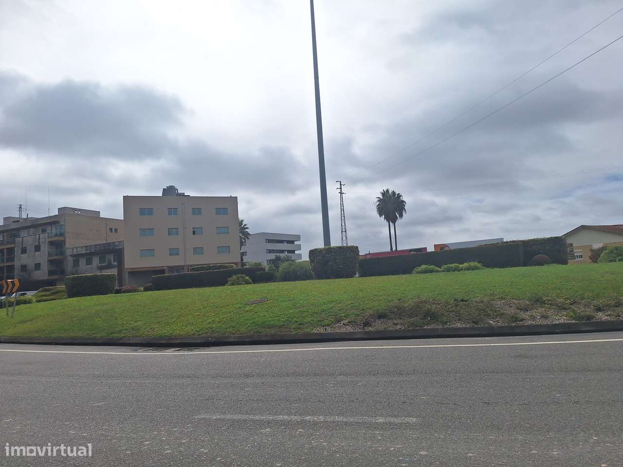 CPM25010 garagem 26m2  p 2 viaturas próx Macdonalds Vilar Paraiso V12-7