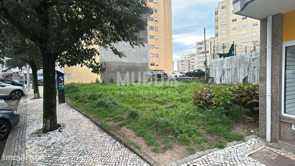 Terreno Urbano com Projeto Pré-Aprovado no Centro de Oliveira de Azemé - Grande imagem: 2/6