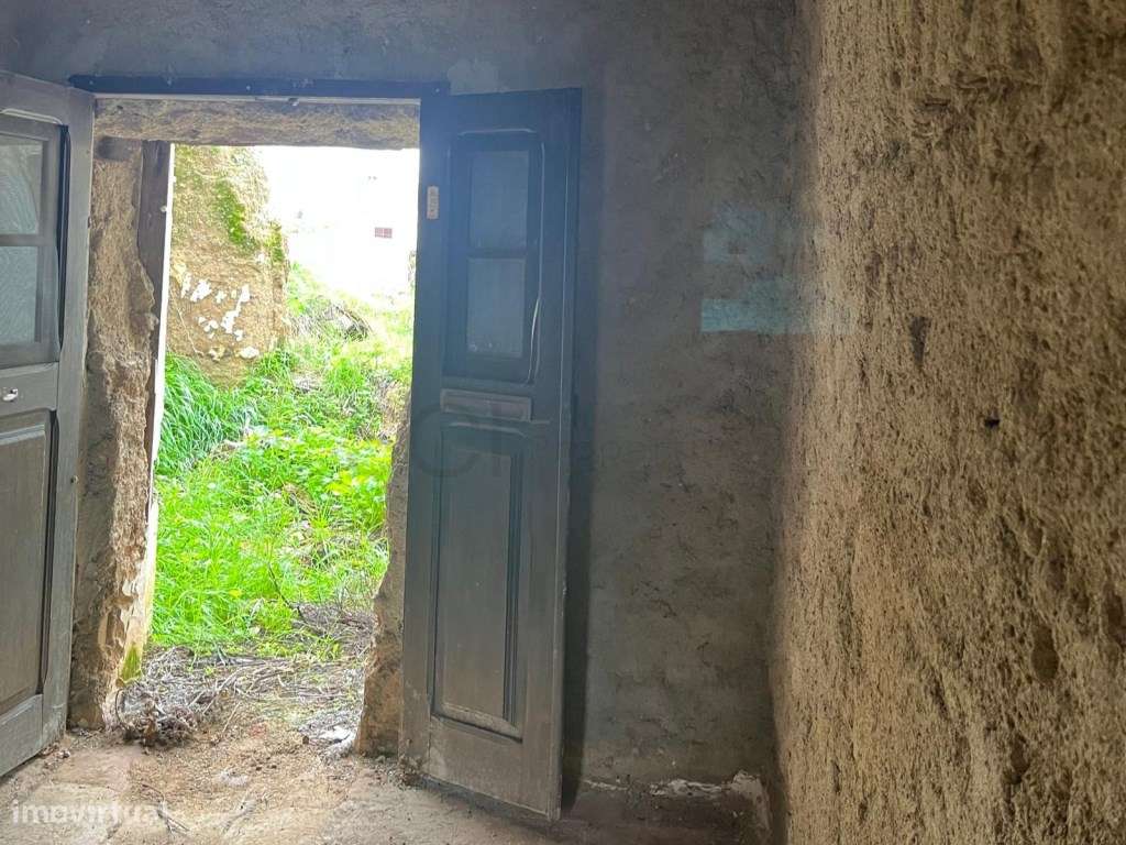 Moradia por recuperar com 200 metros quadrados - Grande imagem: 4/22