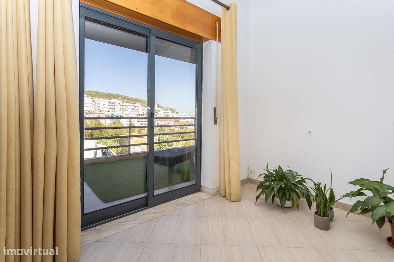 Apartamento T2 em Sesimbra num condomínio com piscina-9
