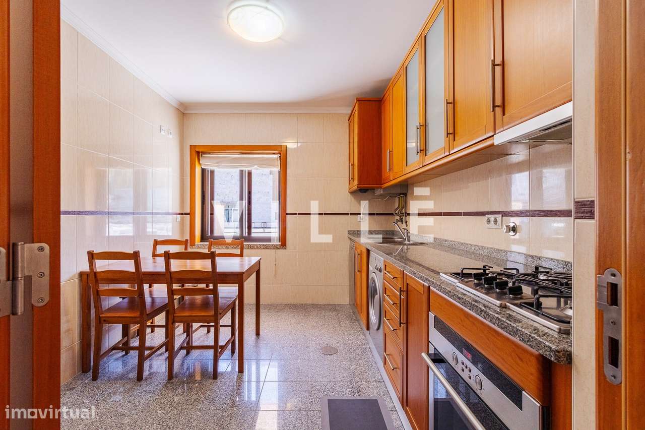 Apartamento T2 com Garagem Fechada e Arrumo no Glicinias-9