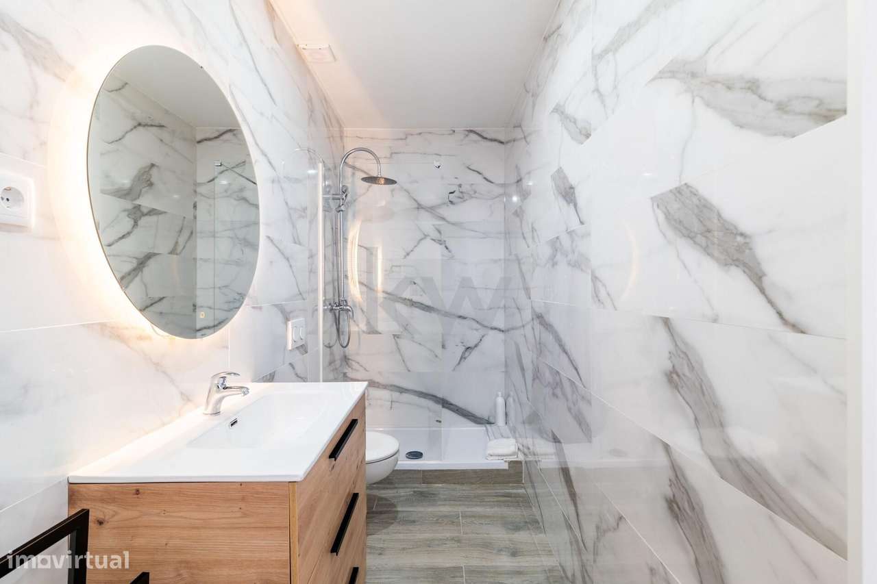 Moradia renovada  no Centro do Carregado, com jardim e 3 utilizações i - Grande imagem: 4/49