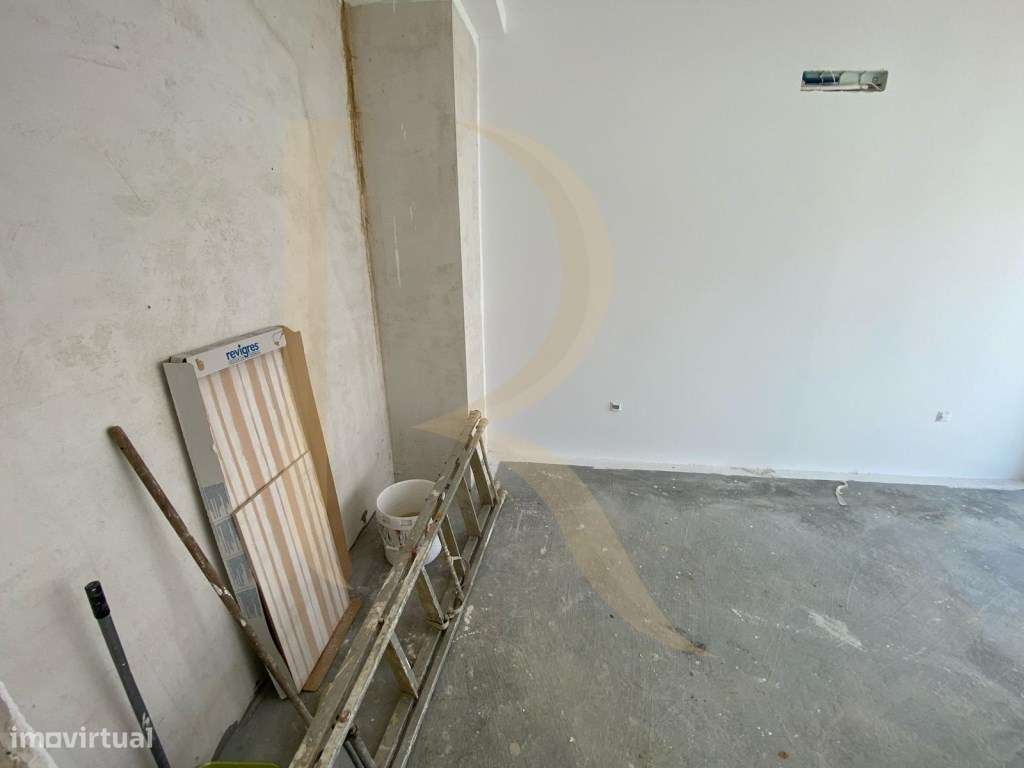 Moradia isolada T4 por terminar na Charneca da Caparica-40