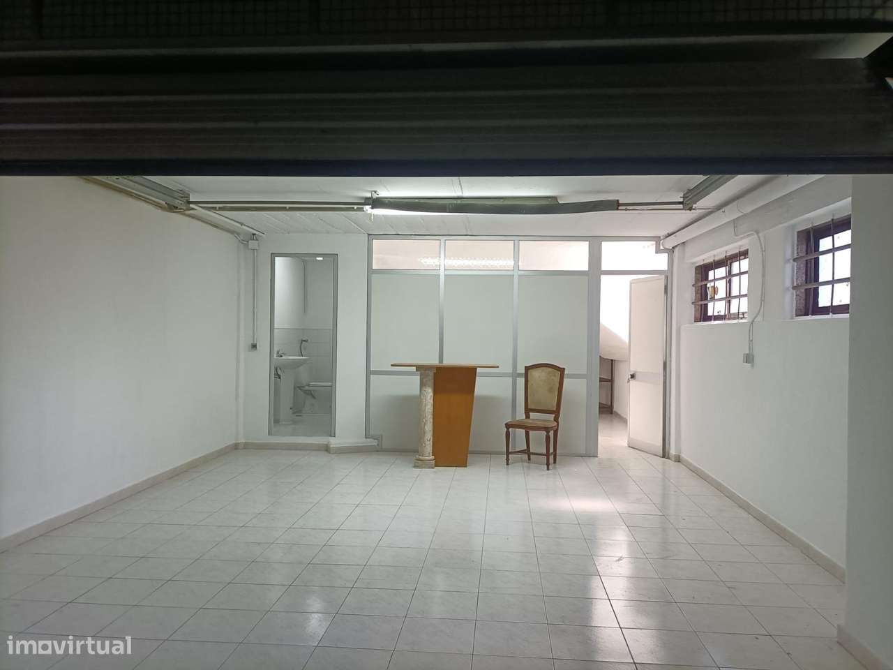 Garagem Box / Armazém com WC e Luz Natural - Grande imagem: 2/13