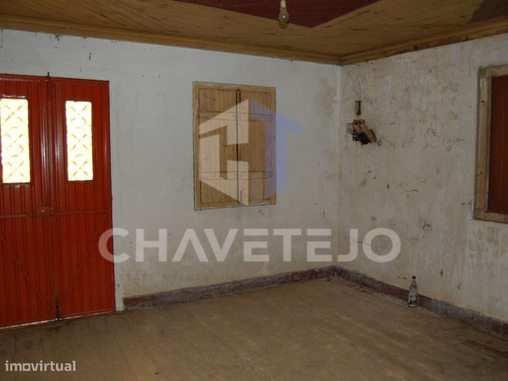 Casa antiga para recuperar com terreno, situada entre Tomar e Ferre... - Grande imagem: 5/29