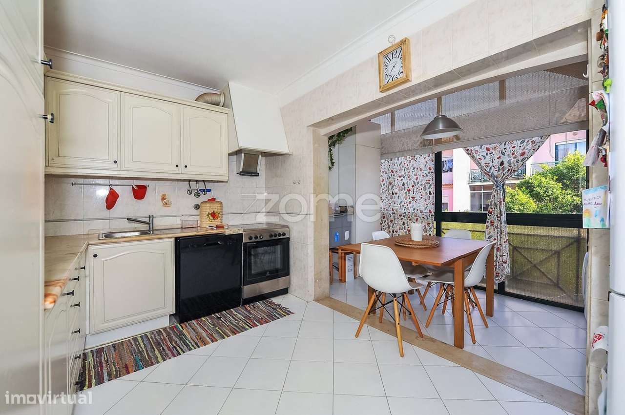 Apartamento T2 2 Duplex Com Garagem Box No Centro De Alcabideche