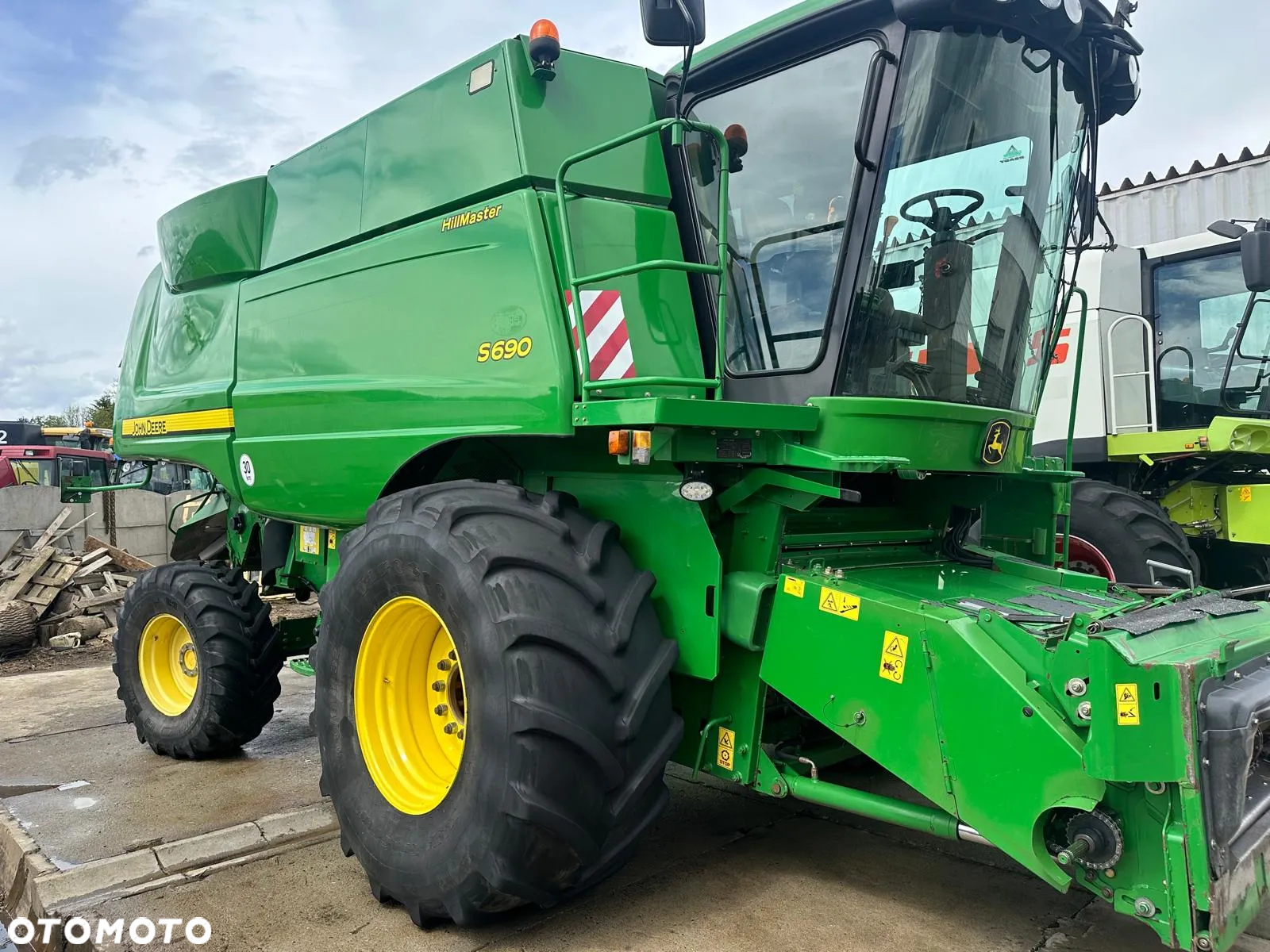 John Deere S690 - 21