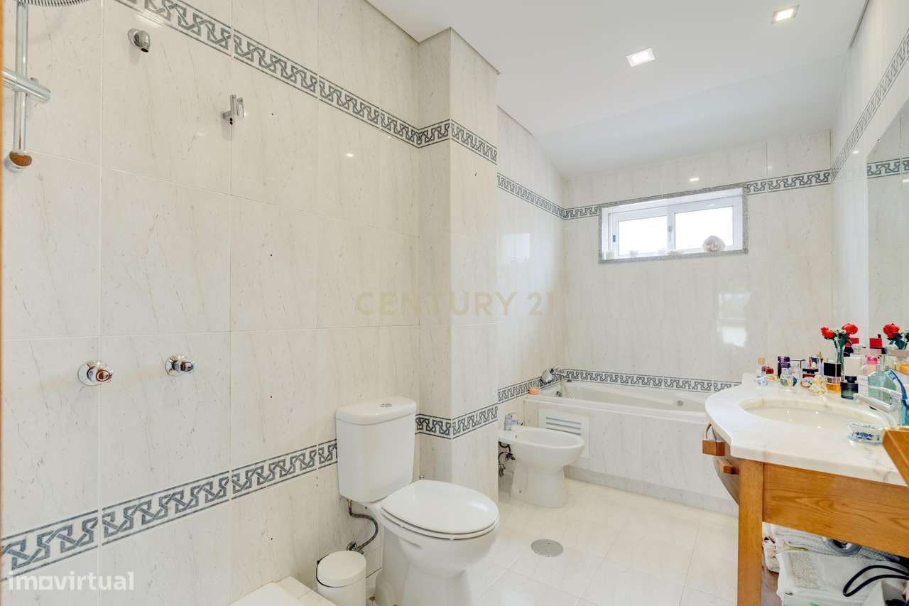 T2+2 Duplex c/ Sótão amplo (248m²) | S. Félix Marinha-23