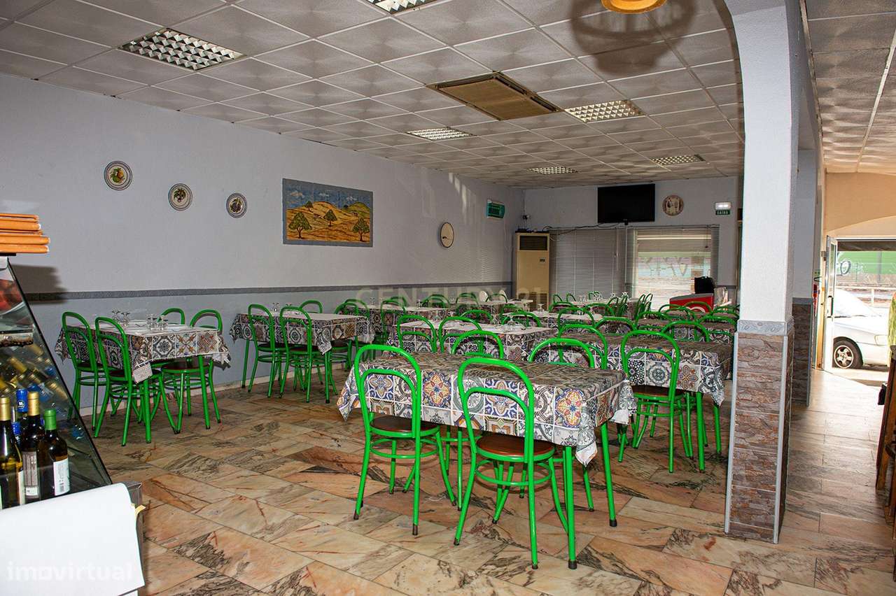 Restaurante com 60 lugares e um Apartamento T2 - Grande imagem: 4/28