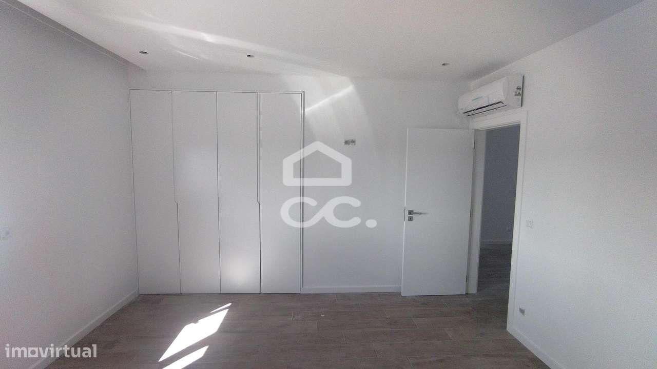 Moradia de rés do chão e 1º andar, em lote de terreno individual em zo-10