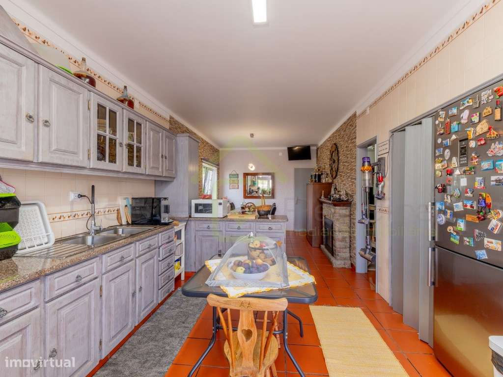 Quintinha com piscina inserida em terreno com 2950 m2-10