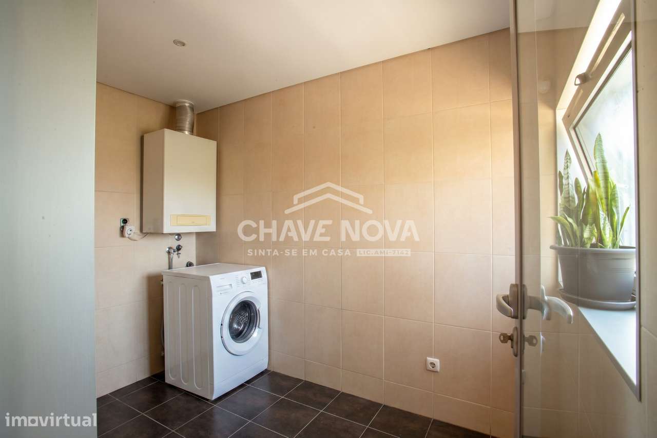 T3 em Matosinhos | Áreas Generosas, Garagem Box e Varanda Vista Mar-13
