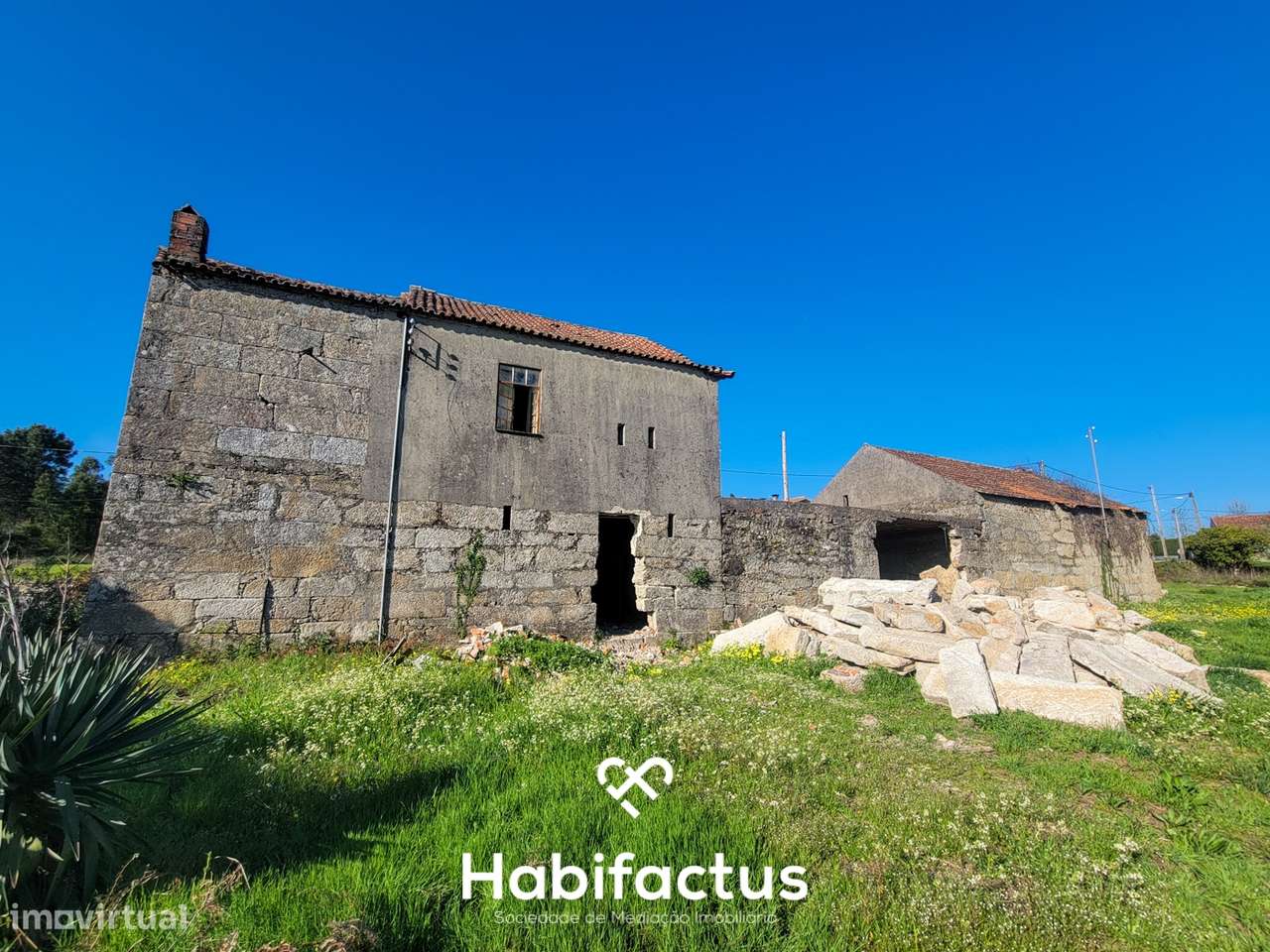 Moradia Isolada T3, para reconstrução com terraço e terreno de 1.828 m - Grande imagem: 4/28