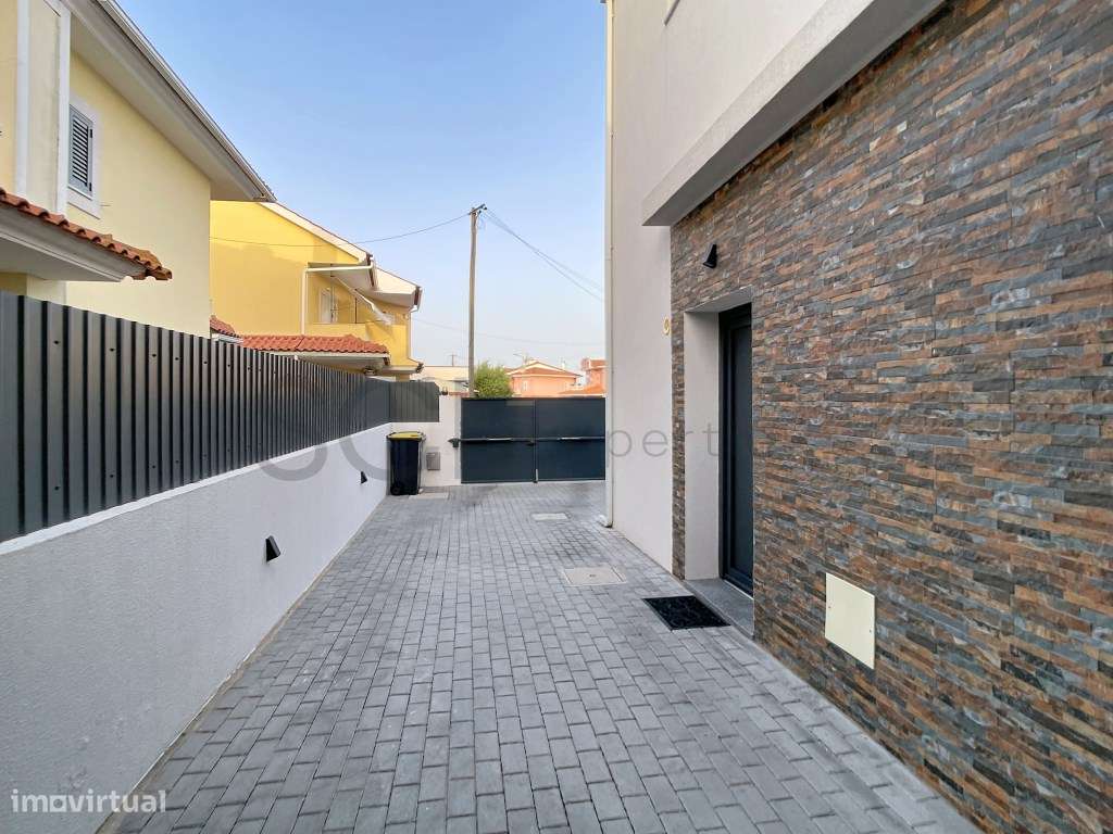 Moradia T3 Como Nova, com Garagem e Piscina em Fernão Ferro-48