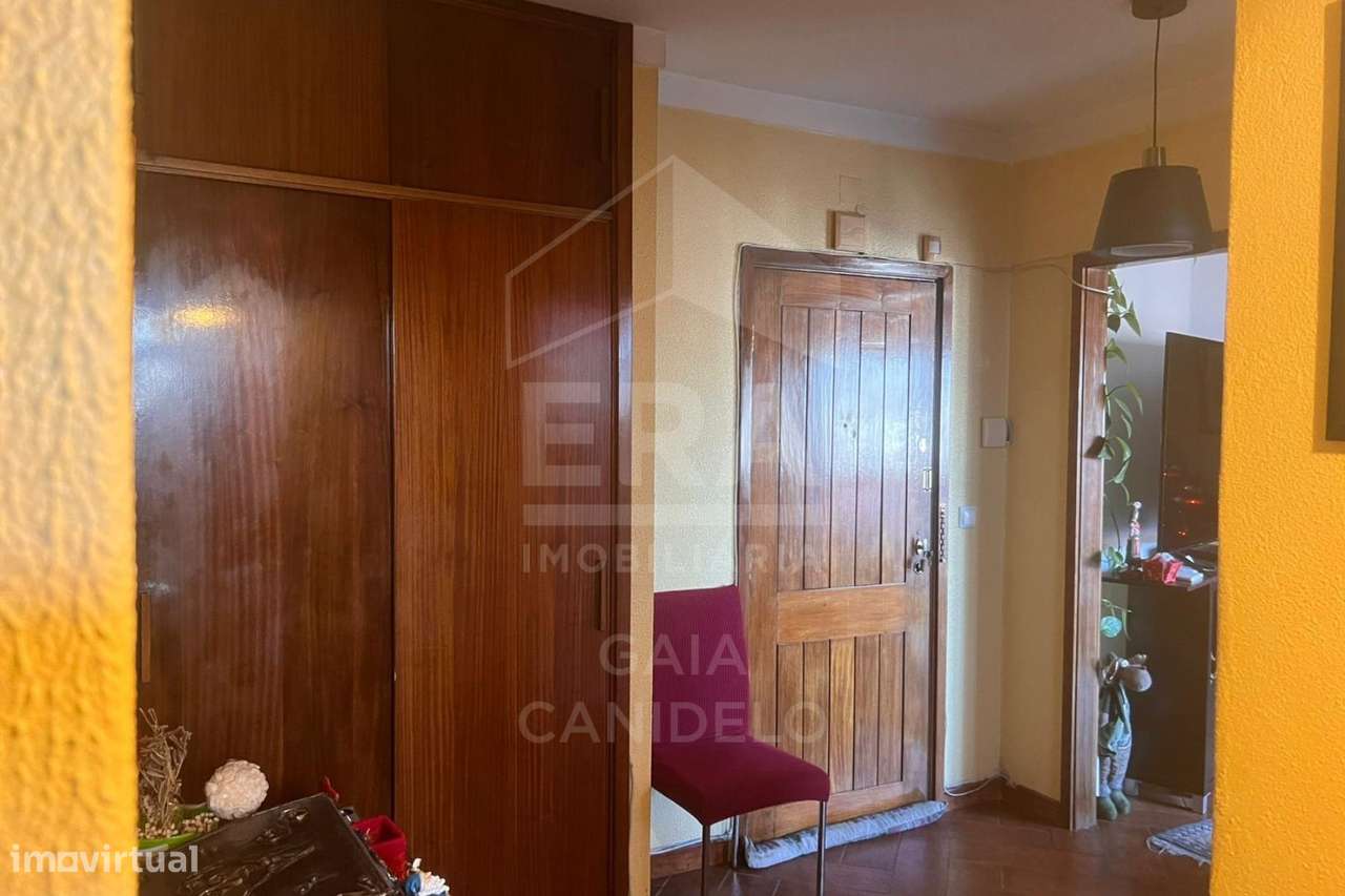 T2 com Enorme Terraço em Localização Privilegiada-12