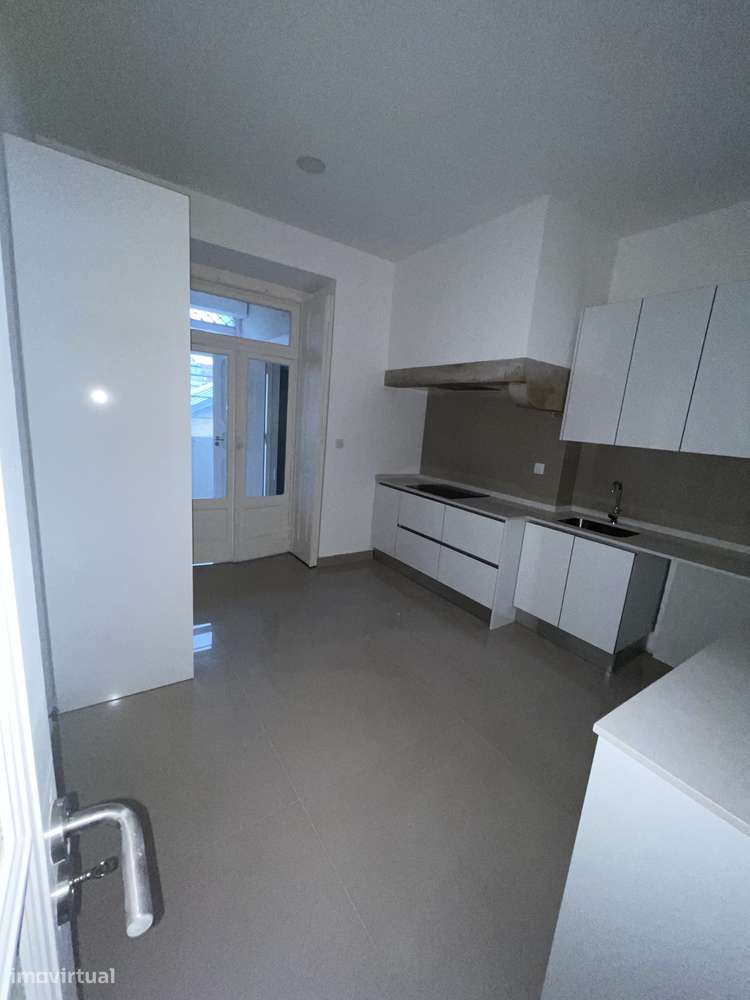 Espaçoso T6 Renovado nas Avenidas Novas – Av. Defensores de Chaves - Grande imagem: 3/15