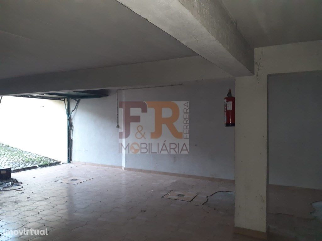 Garagem com área de 285m2. SESIMBRA