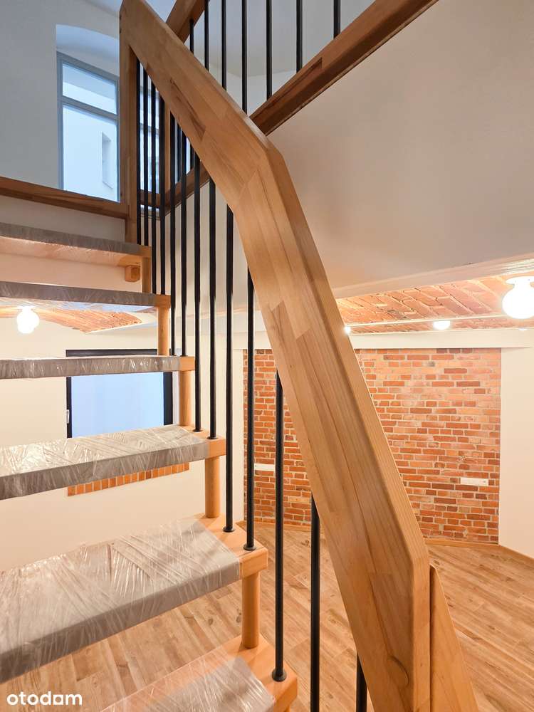 Unikatowy loft w sercu Poznania – cegła – szklane sufity -dwupoziomowy-5