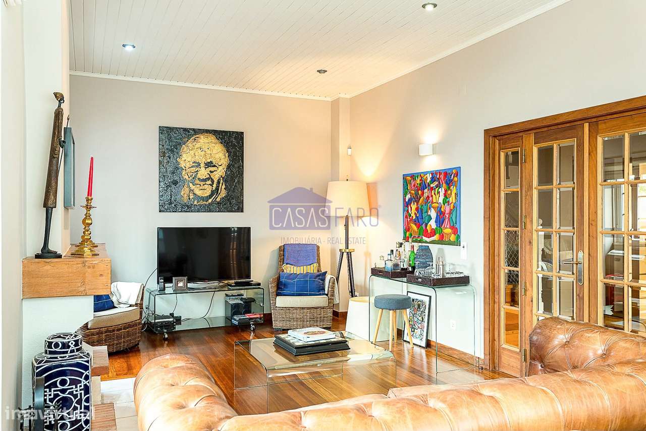 Imponente Moradia V3 de 3 pisos na zona da Avenida 5 de Outubro em Far-39