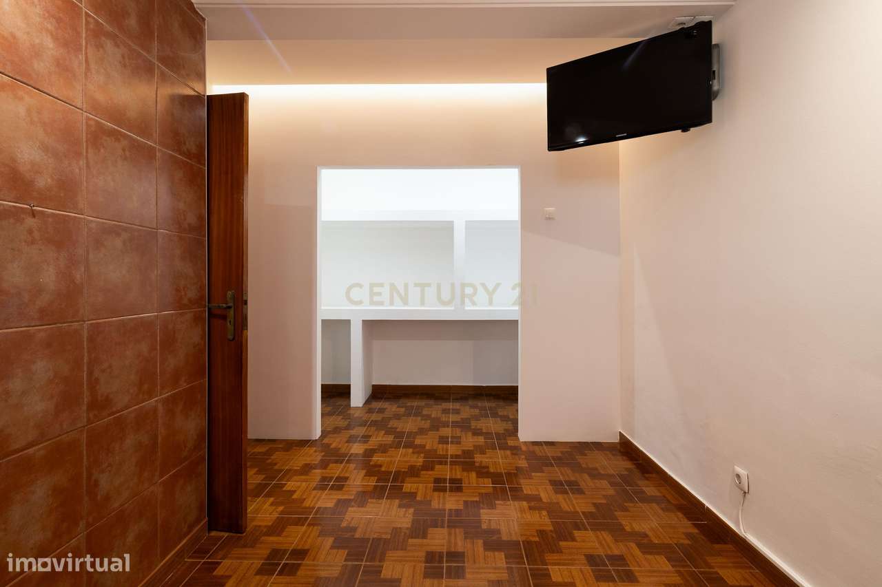 Apartamento T2+1 com Terraço no Centro de Odivelas-17