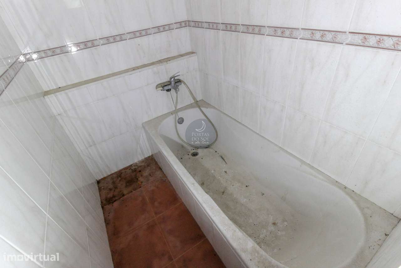 Quintinha de 2.995 m2 c/ moradia V2 e poço.-16