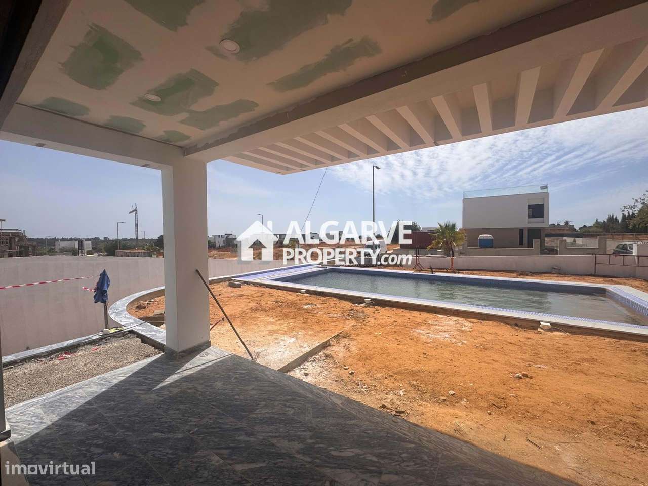 Moradia de Luxo T4 com Piscina e Vista Mar na Guia, Algarve-25