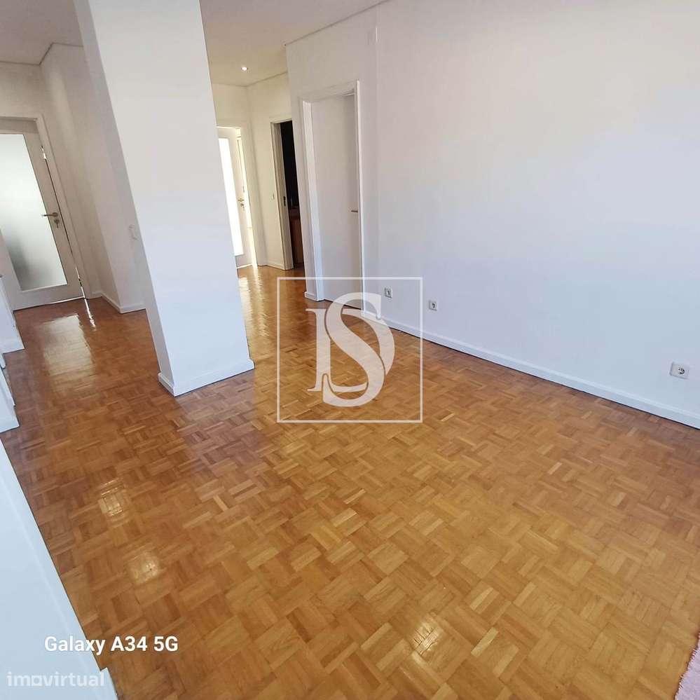 Excelente T2 com terraço e garagem em Box-3