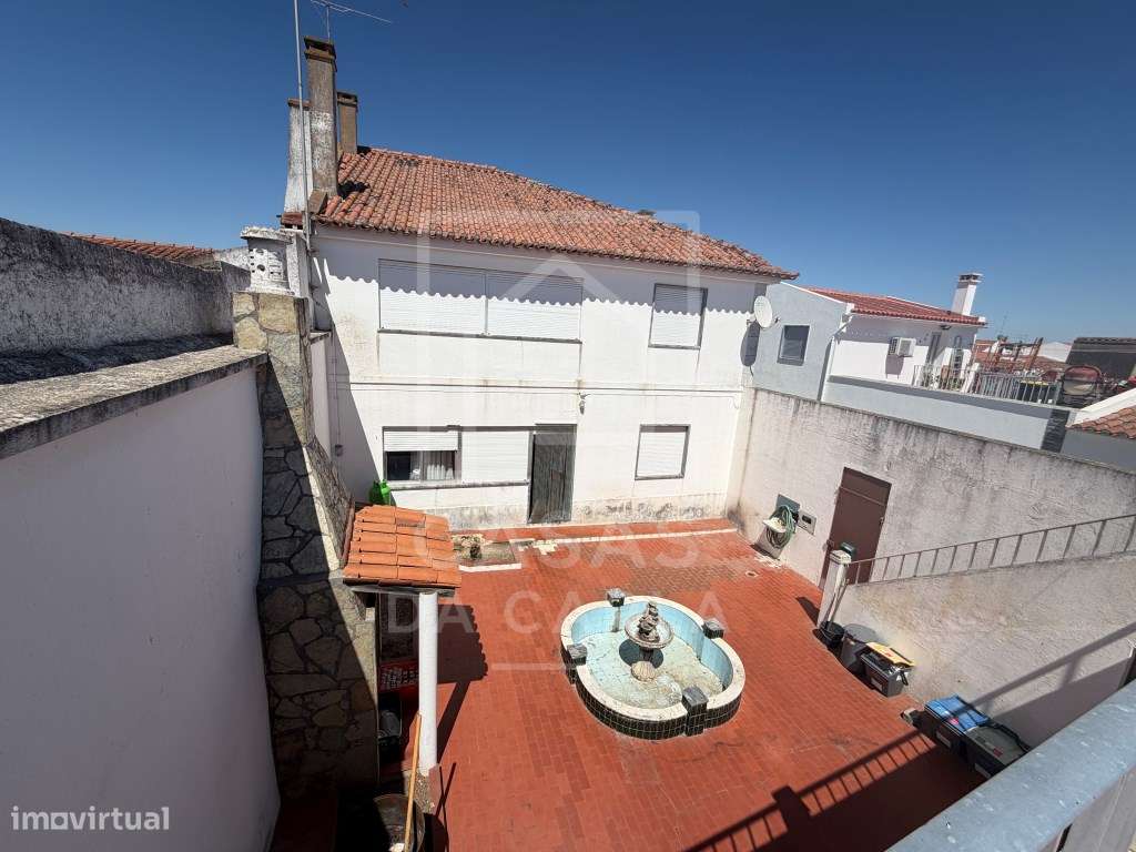 Moradia Familiar de Excelentes Áreas e Grande Potencial-36