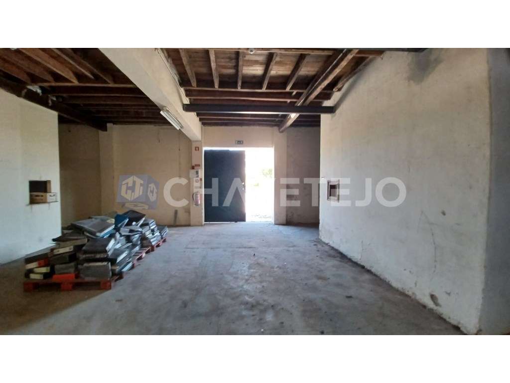 Prédio com habitação, armazém, e logradouro a 3 minutos de Tomar.-18